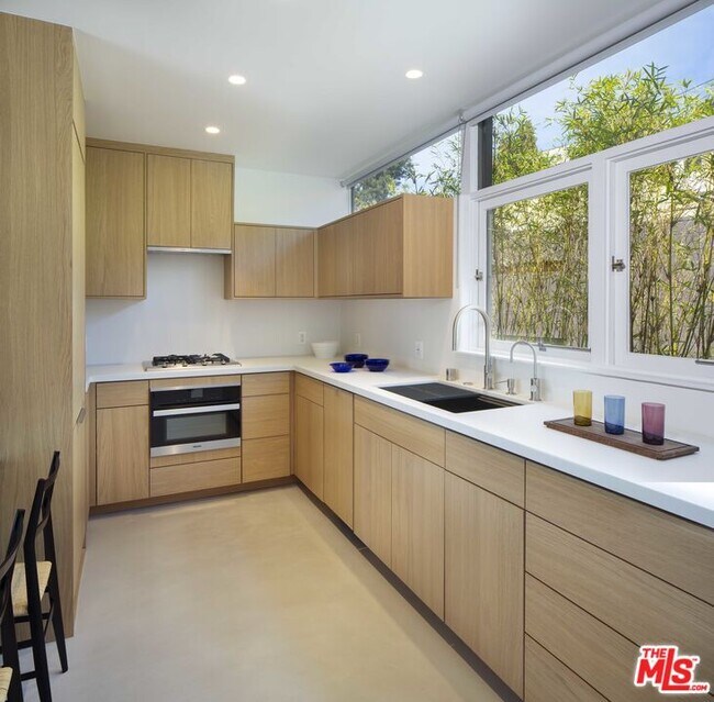 Building Photo - 2845 1/2 Avenel St