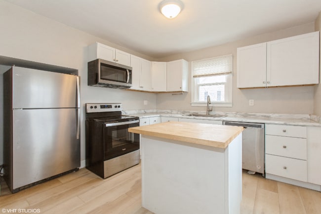 Building Photo - 2510 Lakeshore Dr