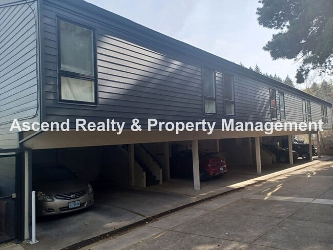Building Photo - Stunning Views! 2 Level Condo Minutes to Downtown & PSU Incl Water/Sewer/Garbage & Parking