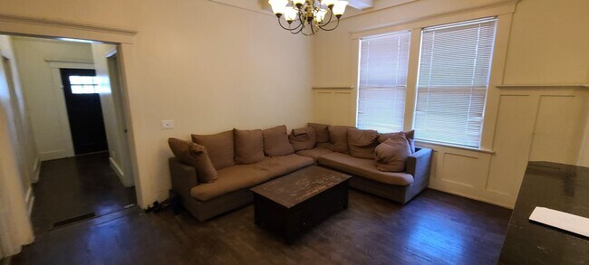 Foto del edificio - Euclid Ave - A 4 bedroom 2 bathroom Histor...