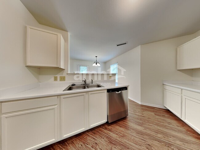 Building Photo - 504 Hawthorn Ridge Dr