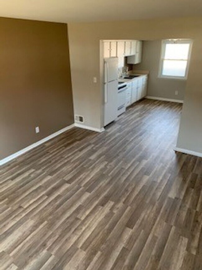 Building Photo - 2 bedroom 1.5 bath bi-level unit