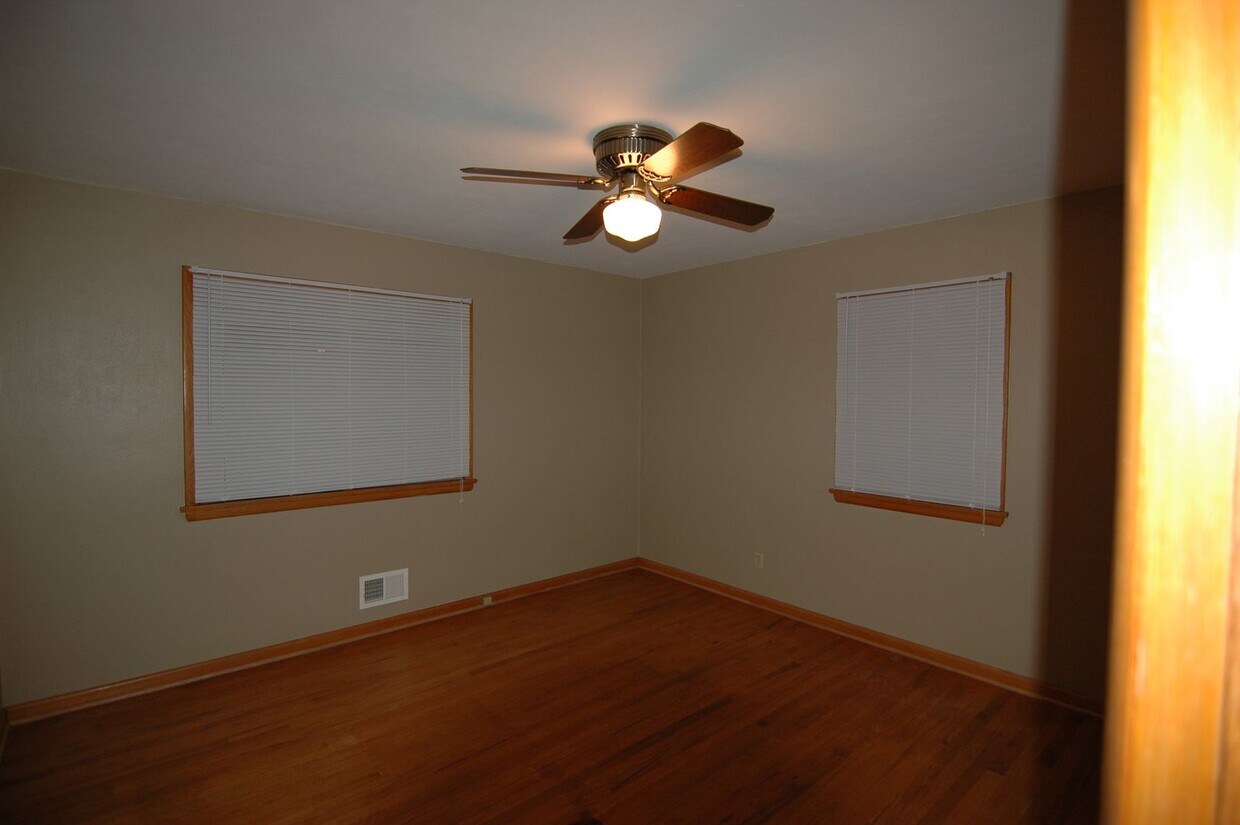 Building Photo - Rent $1375 - 2 Bedroom, 1.5 Bath house wit...