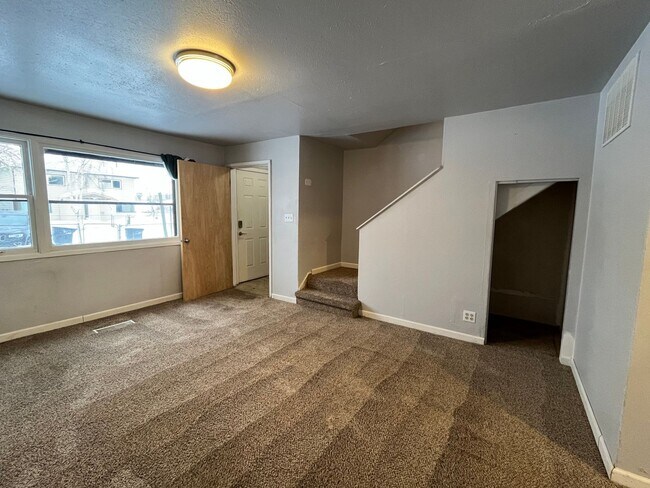 Building Photo - 2 bedroom townhouse near planet fitness