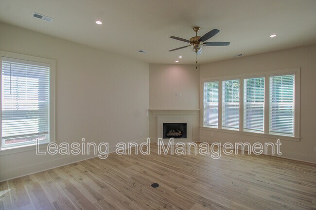 Foto del edificio - 3633 Happyland Blvd