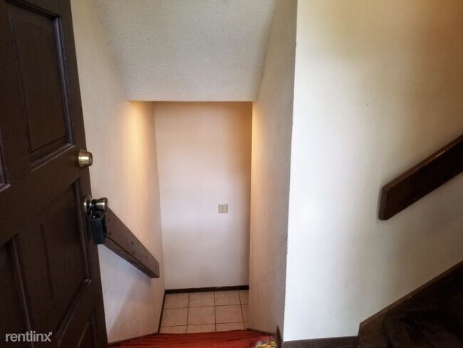 Building Photo - 2 br, 2 bath Condo - 2421 Yellowstone #2202