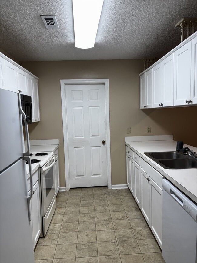 Kitchen - 2108 Hamilton Pl N