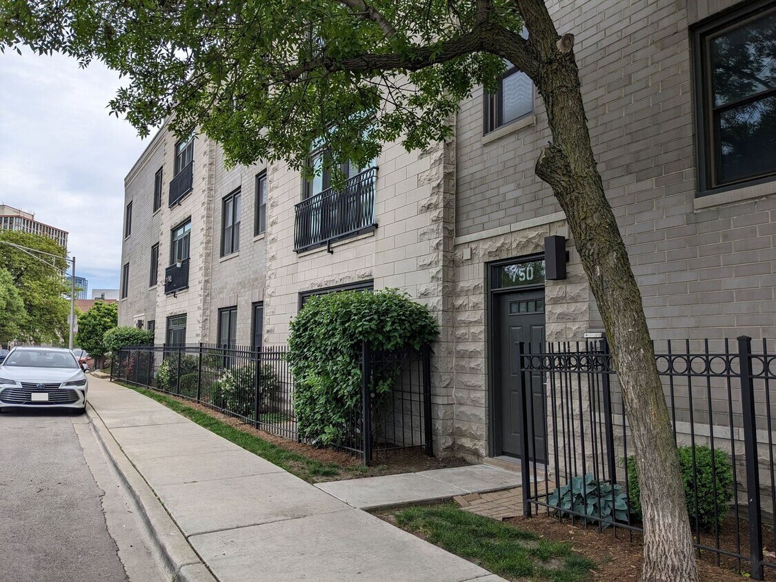 Foto principal - 750 N Willard Ct