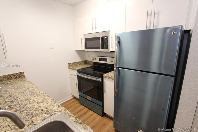Building Photo - 2881 N Oakland Forest Dr