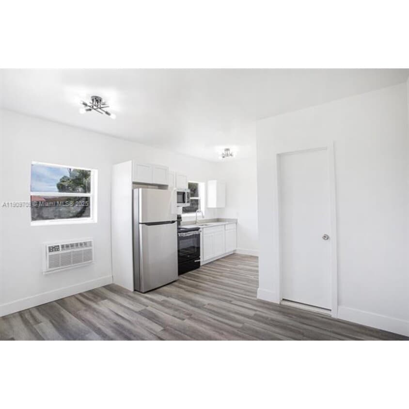 Foto principal - 2424 NW 7th Ct