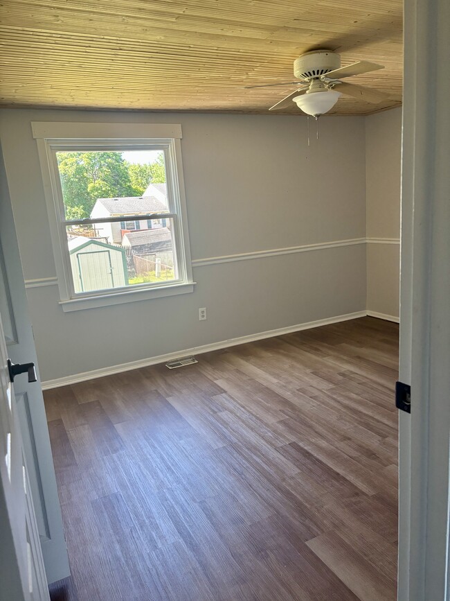 Building Photo - 6962 Northview Dr