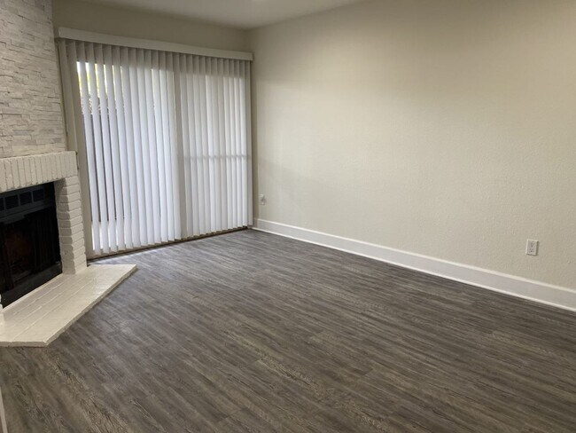 Foto del edificio - ***JUST REDUCED!!!*** 1BR/1BA Condo in "Vi...