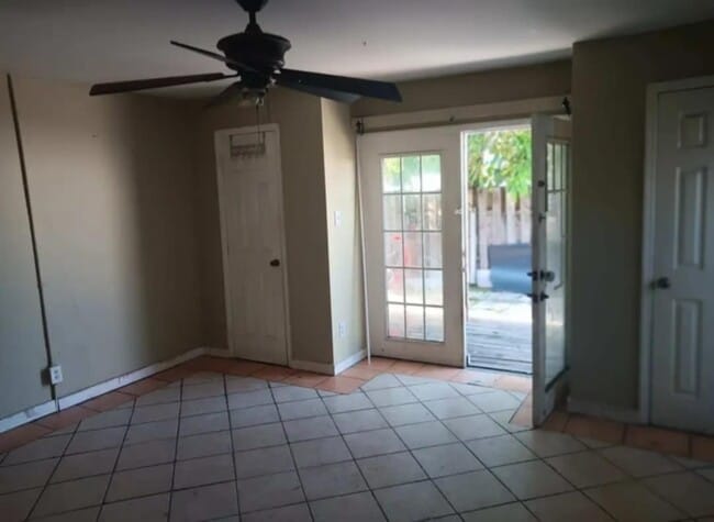 Foto del edificio - 2136 Collins Ct