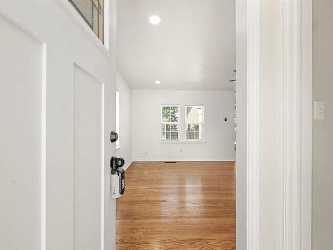 Building Photo - Charming Central OKC/Venice Neighborhood h...