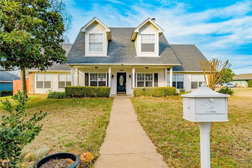 Primary Photo - 1306 Lakeside Drive