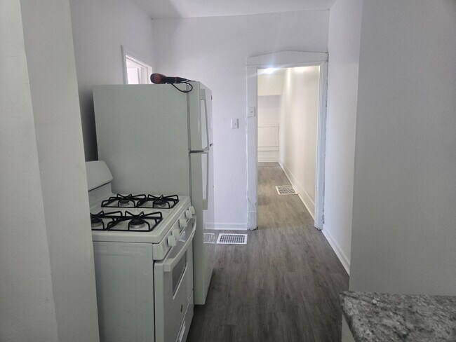 Building Photo - "Charming 2-Bed Retreat in Louisville - Cozy 700 Sq Ft at Vermont Ave!"