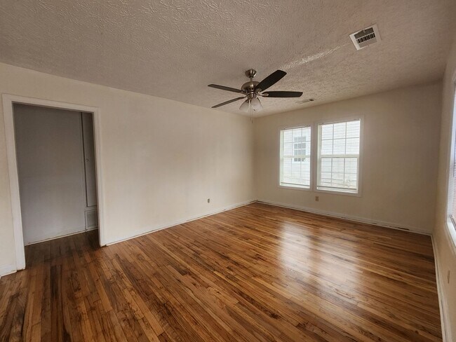 Foto del edificio - 3 Bed 2 Bath - North Columbus