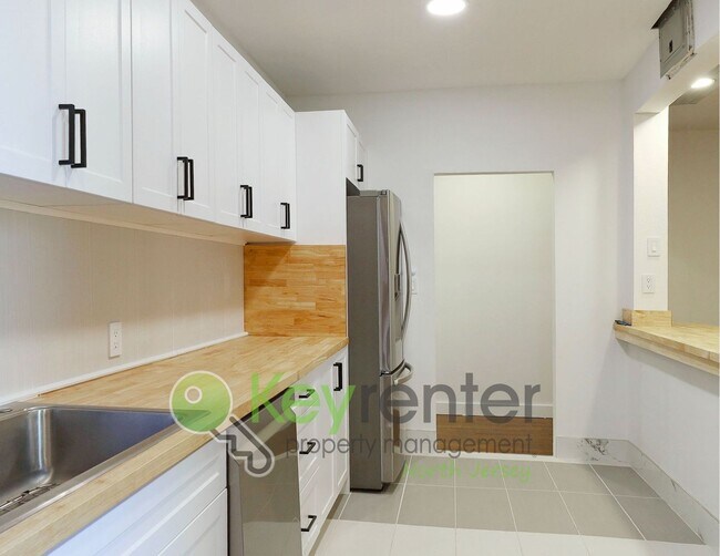 Building Photo - Freshly Updated 1-Bedroom Condo Across from Lincoln Park – Jersey City