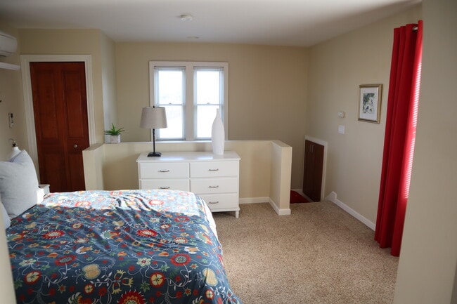 6 drawer dresser - Unit B - 3147 Juniper St