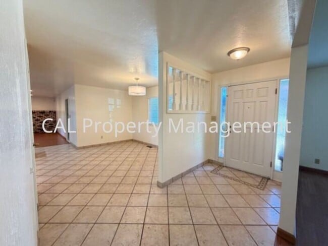 Building Photo - Beautiful 3 bedroom home in Hollister, CA!