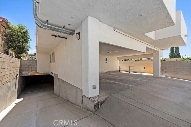 Building Photo - 1409 N Hobart Blvd