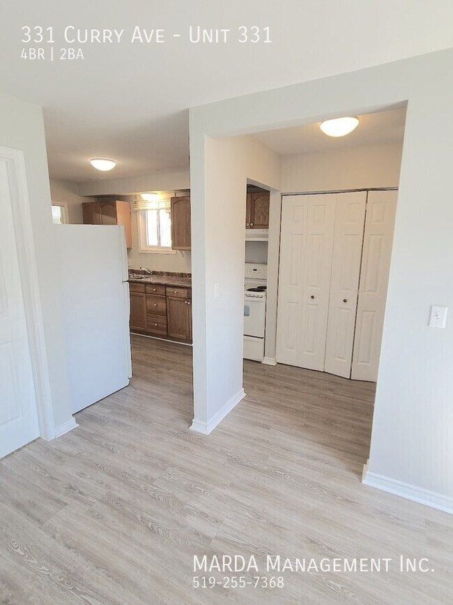 Photo du bâtiment - SPACIOUS 4 BED/2 BATH DUPLEX - NEAR UOFW +...