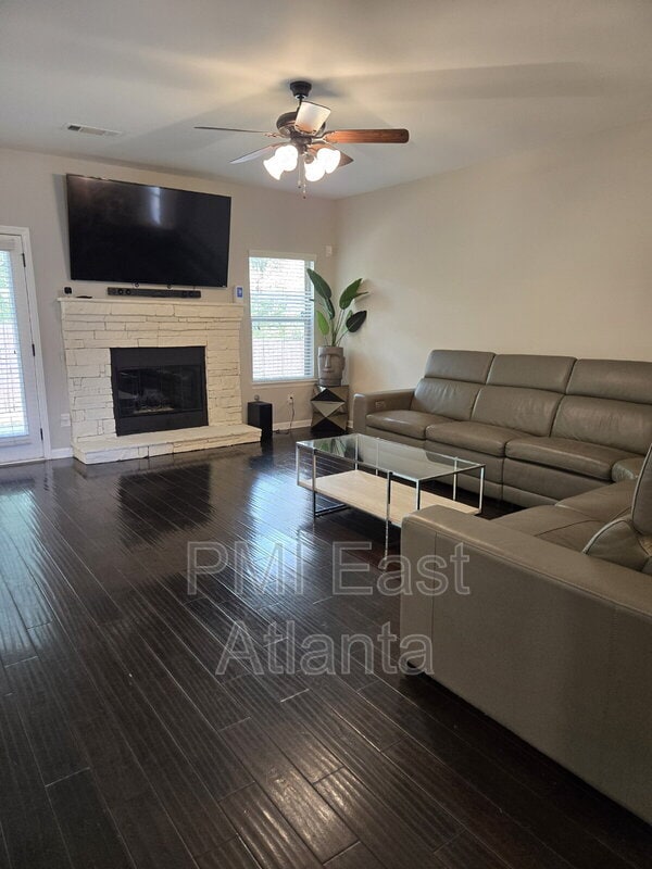 Building Photo - 422 Live Oak Pass