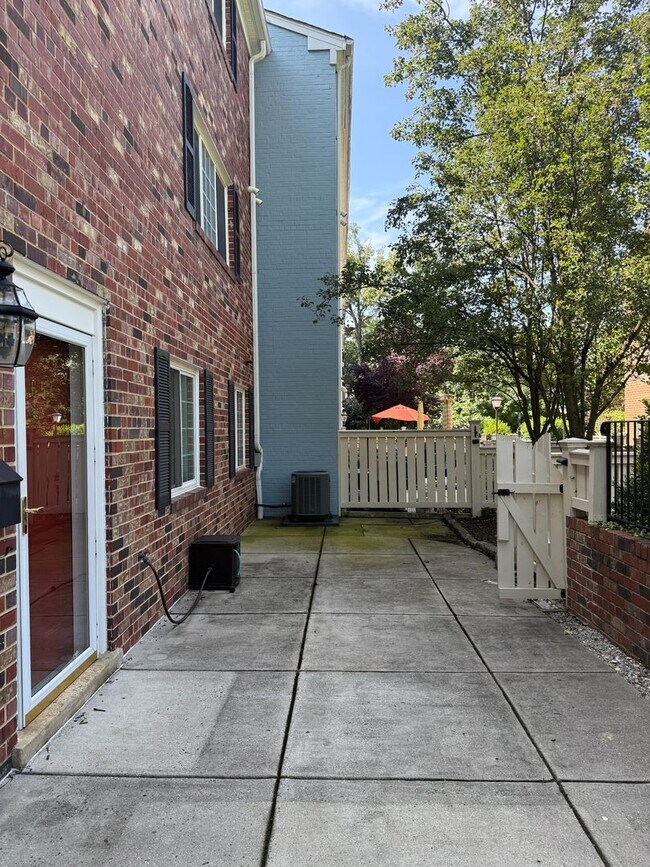 Building Photo - Large, Luxurious 2 Bedroom 2 Bath at Parks...
