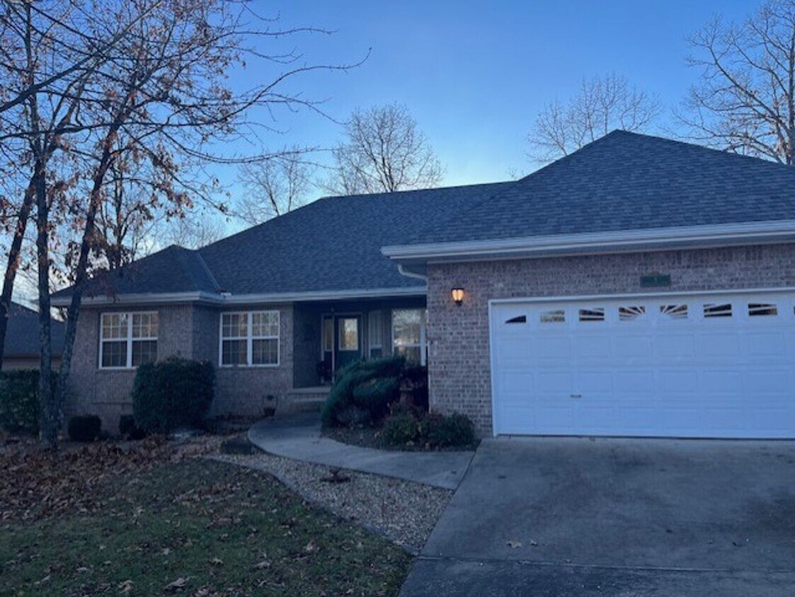 Primary Photo - Great 3 Bedroom close to biking, hiking tr...