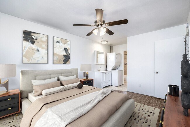 Foto del edificio - Lakeside Upstairs First Month FREE 1 Bd / 1 ba w/ In Unit  Laundry, Parking, + Water/Trash Included