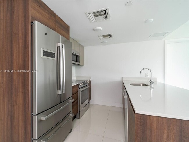 Building Photo - 9261 E Bay Harbor Dr