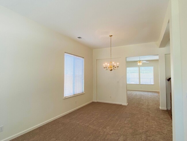 Building Photo - $2,795 Peach & Alluvial, Pool + Clovis Trail Access | W. Fallbrook Ave, Clovis