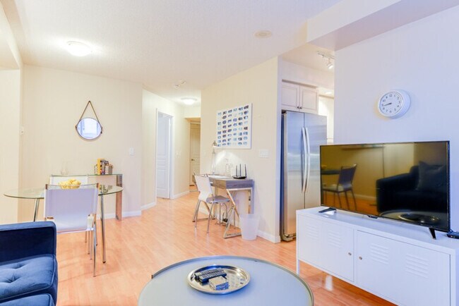 Building Photo - 205 Queen St W