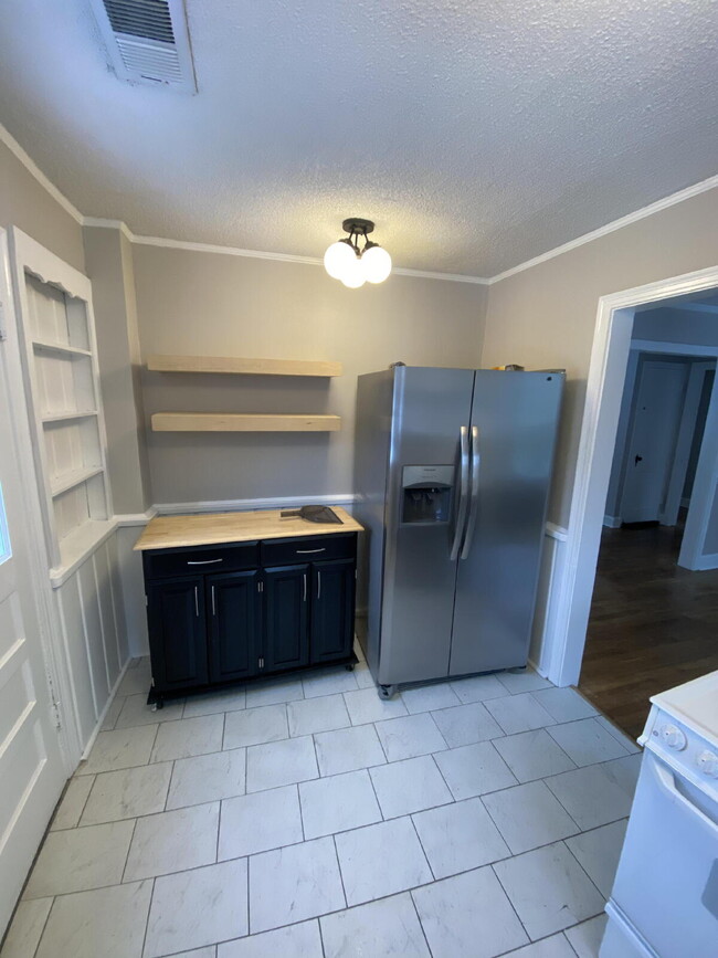 Building Photo - **NOW AVAILABLE!** 2 Bed, 1 Bath Inglewood...