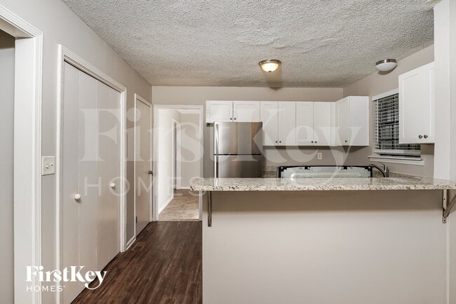Building Photo - 1731 Tudor Dr