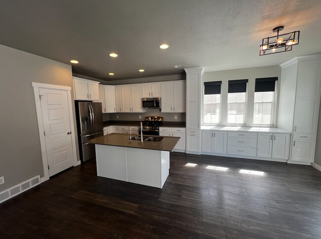Foto del edificio - Spacious 3-Bedroom Home in Prime Lehi Loca...