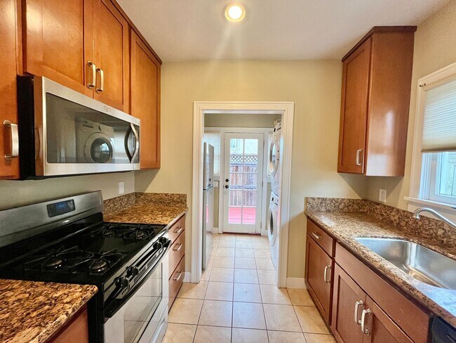 Foto del edificio - 2 Bedroom/1 Bathroom Single Family Home with 1-Car Garage and Laundry