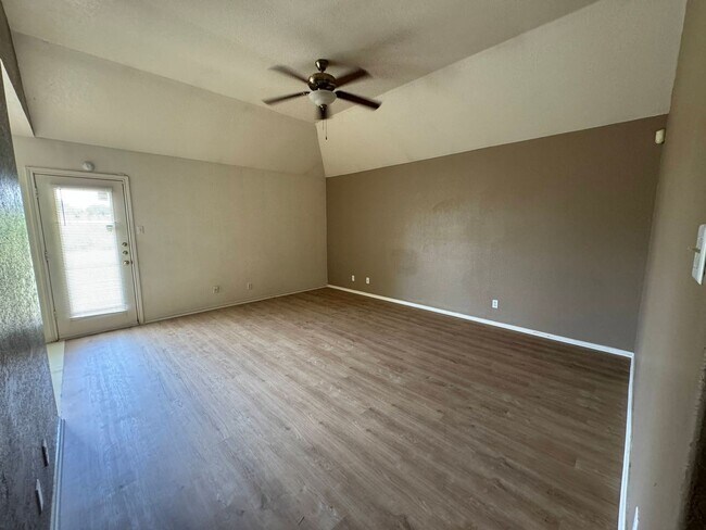 Foto del edificio - 3411 Warfield Dr
