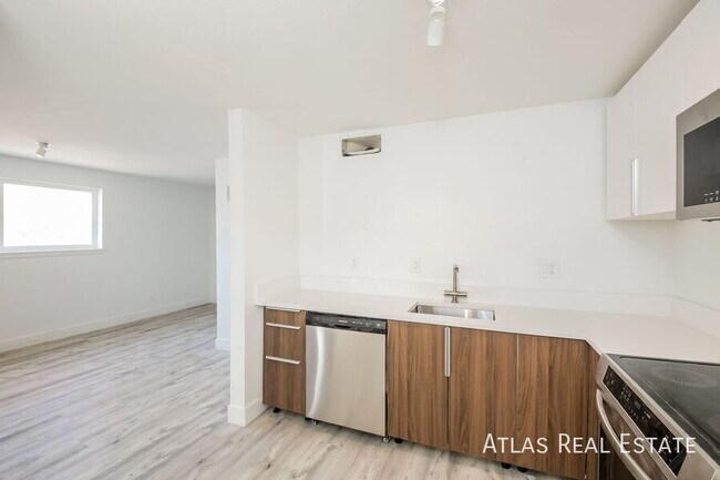 Building Photo - Gorgeous Renovated unit with all new appli...