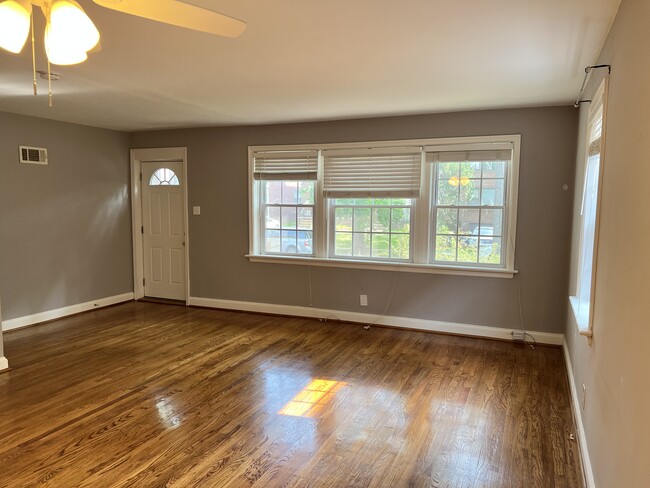 Foto del edificio - 7047 Amherst Ave