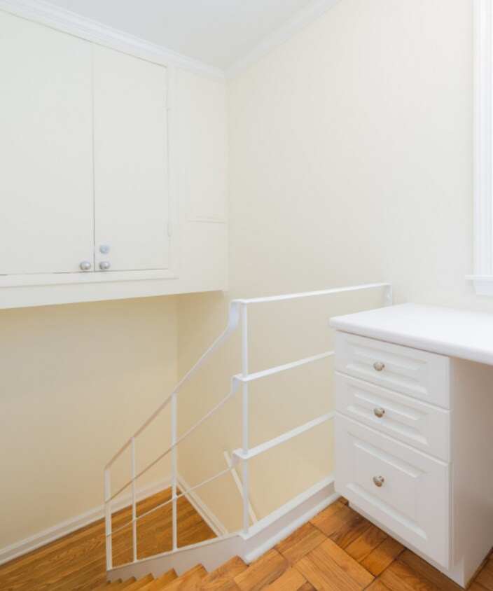 Building Photo - No Broker FEE!
