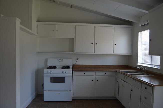 Building Photo - 3 bedroom 1 bath for Rent In North Highlands!