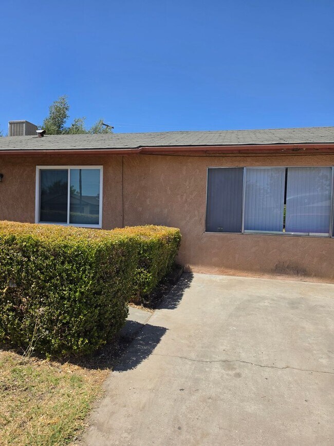 Building Photo - 3 Bedroom 2 Bath