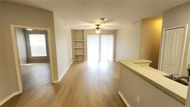 Foto del edificio - 5713 Legacy Crescent Pl