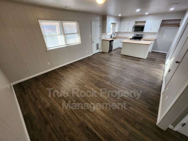 Building Photo - 525 Rebecca Ln