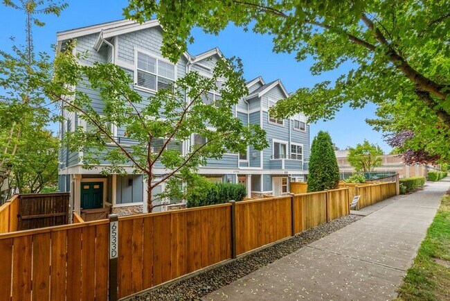 Building Photo - Immaculate AIR CONDITIONED Townhome in Cov...