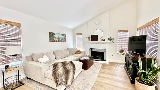 Foto del edificio - Beautifully Updated Single-story Condo in the Desirable and Peaceful Los Arbolitos No. 8 Communit...