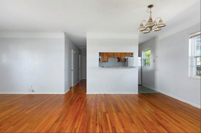 Building Photo - 2901 Leslee Lake Dr N