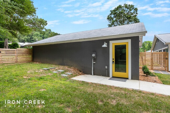 Building Photo - Adorable Two-Bedroom Home in Swannanoa