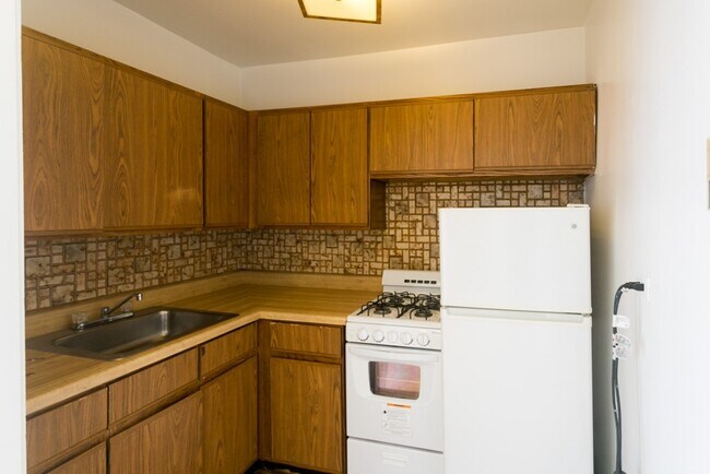 Foto del edificio - 629 W Belmont Ave